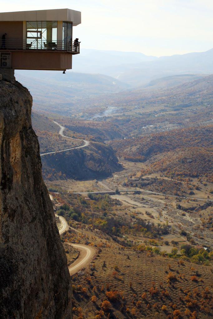 <p>- Vadinin en gözde mekanı seyir tepesi</p>

<p>Tarihi ve farklı jeolojik yapısının yanı sıra sarp kayalıkların bulunduğu vadi, dik bir kaya bloğu üzerine çelikten yapılan ve zemini cam olan seyir terasından kuş bakışı izlenebiliyor.</p>
