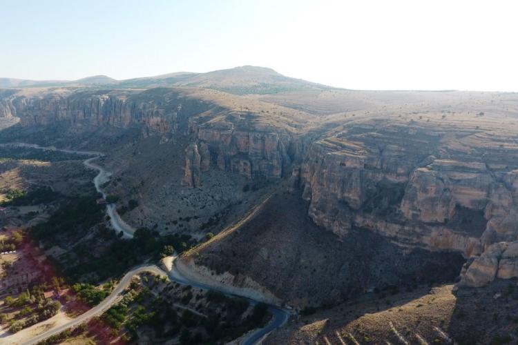 <p>- "Manzara çok hoşumuza gitti"</p>

<p>Arkadaşıyla Levent Vadisi'ni ve seyir terasını ziyarete gelen Fulya Söyler, AA muhabirine yaptığı açıklamada, Malatya'da vadi ve seyir terasını internetten gördüklerini belirterek, karşılaştıkları manzaradan çok etkilendiklerini söyledi</p>
