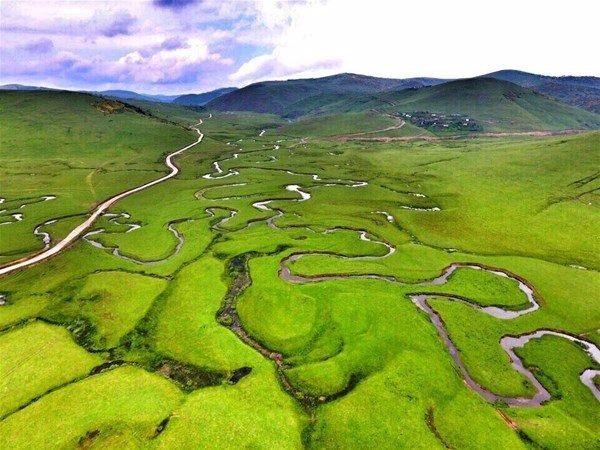 <p>Ordu'nun Aybastı ilçesindeki Perşembe Yaylası, doğal güzellikleriyle her mevsim ziyaretçilerini büyülüyor.</p>

<p> </p>

<p>Aybastı ilçesine bağlı bin 500 rakımlı Perşembe Yaylası, 1991 yılında Bakanlar Kurulu kararıyla turizm merkezi ilan edilmesinin ardından Valilik ve yerel yönetimlerin yürüttüğü tanıtım çalışmaları sonucu bölgede ön plana çıkan yaylalardan biri haline geldi.</p>
