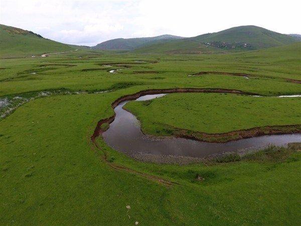 <p>Aybastı Belediye Başkanı İzzet Gündoğar, AA muhabirine yaptığı açıklamada, Perşembe Yaylası'nın Tokat iline sınır olduğunu belirterek, yaylanın sahile 65 kilometre uzaklıkta bulunduğunu söyledi. Perşembe Yaylası'nın 4-5 il ile 20 ilçenin ortak kullandığı bir yayla olduğunu dile getiren Gündoğar, yaylada 912 yıldır festivallerin düzenlediği belirtti.</p>