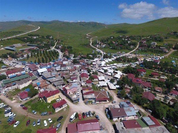 <p>Yaylaya 6-7 yıl önce yılda 200 bin turist geldiğini ancak yapılan tanıtım faaliyetleriyle yaylaya ilginin hayli arttığını vurgulayan Gündoğar, geçen yıl yaylayı 500 binin üzerine yerli ve yabancı turistin ziyaret ettiğini, bu yıl sayının en az 600-700 bin civarında olmasını beklediklerini ifade etti. Gündoğar, son yıllarda yapılan otellerle yaylada 250 yatak kapasitesine ulaşıldığını, ayrıca tesislerin 24 saat açık olduğunu kaydetti.</p>