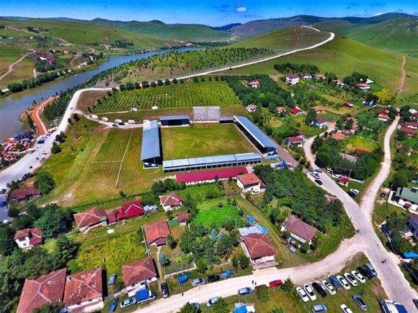 <p>Yaylada imar çalışmalarının sürdüğüne işaret eden Gündoğar, şunları aktardı: "Son zamanlarda günübirlik olarak 50'nin üzerinde tur otobüsünün yanı sıra kendi araçlarıyla Arap turistler gelmekte. Başta Suudi Arabistan olmak üzere diğer Körfez ülkelerinden turistler burayı tercih etmektedir. Burada önümüzdeki yıllarda yıllık 700-800 bin ziyaretçi sayısına ulaşılacağını, yıllık 50 bin de konaklama olacağını tahmin ediyoruz. Bu doğrultuda çalışmalarımıza devam ediyoruz." diye konuştu.</p>
