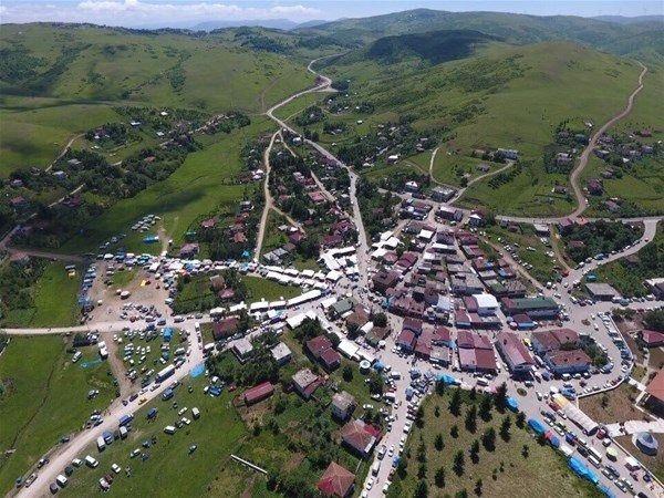 <p>Gündoğar, Ordu Valiliğince yürütülen "Hedef 1 Milyon Turist" projesi kapsamında yaylaya yabancı gazetecilerin de sık gelmeye başladığını belirterek, basın mensuplarının ülkelerine döndüklerinde yaptıkları yayınların, bölgeye gelen turist sayısını artırdığını dile getirdi.</p>
<p> </p>