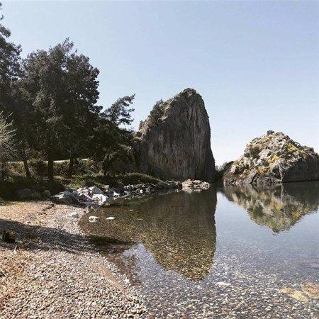 <p>Bursa'nın İznik İlçesi'nde, göl kıyısındaki Müşküle Kayası'nın suya yansıyan görüntüsü sosyal medyada paylaşım rekoru kırıyor.</p>
