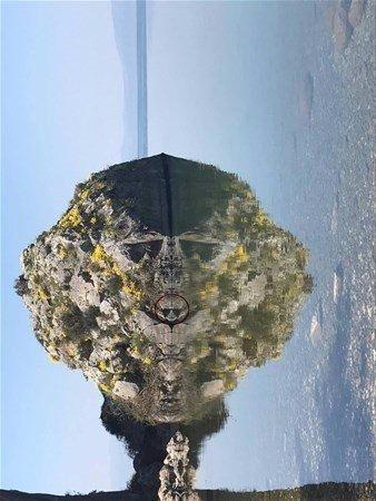 <p>İlk bakışta kaya ve suya yansıyan görüntüsü olarak anlaşılan fotoğraf, takipçilerin yorumlarıyla farklı anlamlar kazanarak hızla sosyal medyada yayıldı.</p>
