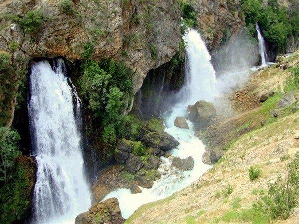 <p>Aladağlar Milli Parkı sınırları içinde 500 metrekarelik bir alana yayılan Kapuzbaşı Şelaleleri, görenleri hayran bırakıyor. </p>

<p><br />
Kayseri'nin Yahyalı ilçesine 76 kilometre mesafedeki doğa harikası şelaleler, yaz kış eksilmeyen suyuyla her mevsim farklı güzellikler sunuyor.</p>
