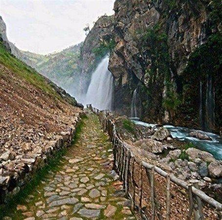 <p>Şehirden uzakta doğayla baş başa kalarak stres atmak isteyenlerin gözde mekanları arasında yer almaya başlayan Kapuzbaşı Şelaleleri ilkbaharla birlikte ziyaretçilerini ağırlamaya başlıyor. Piknik ve mesire alanlarının bulunduğu şelalelerin çevresindeki restoran ve ahşap konaklama tesisleri hizmet veriyor.</p>
