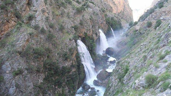 <p>Uzun bir parkurdan oluşan Aladağlar turlarının tamamlandığı son nokta olan şelaleler, bu turlara katılan yabancı turistlerin de ilgisini çekiyor.</p>
