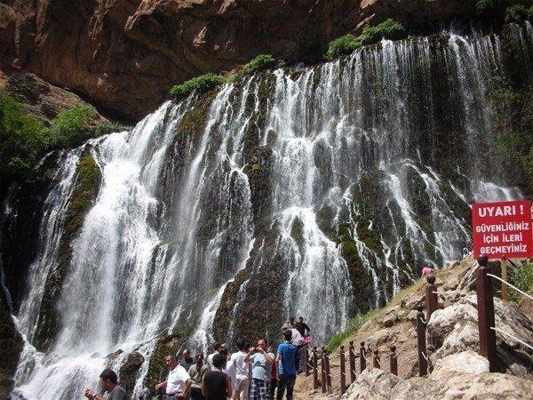 <p>Son yıllarda bazı seyahat acentelerinin Kapadokya bölgesini de kapsayan doğa turlarına dahil ettiği Kapuzbaşı Şelaleleri, bozulmamış doğasıyla fotoğraf tutkunlarını da kendisine çekiyor.</p>
