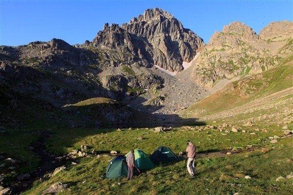 <p>Rize ile Artvin sınırında bulunan Marsis Dağı'nın son dönemde sis bulutlarıyla çok gündemde olduğunu vurgulayan Ak, şunları kaydetti:</p>

<p>"Doğaseverlerin önemli bir uğrak yeri. Son derece zorlu yürüyüş rotaları var. Biz de hedefimize ulaşamadık ama son derece keyifli bir gezi oldu. Dağlardaki amacımız hayatın tadını çıkarmak. Biz de gezilerle bu tadı yakalıyoruz. Buralarda zaman geçirmek bile kafi. Amacımıza bu anlamda ulaşıyoruz. Aynı zamanda çektiğimiz fotoğraflarla bölgemizi tanıtmaya çalışıyoru</p>
