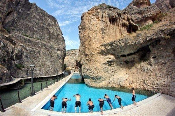 <p>Havuz, dakikada 11 ton suyun kaynadığı kaya membalı yapısıyla özellikle yerli turistlerin gözdesi oldu.</p>