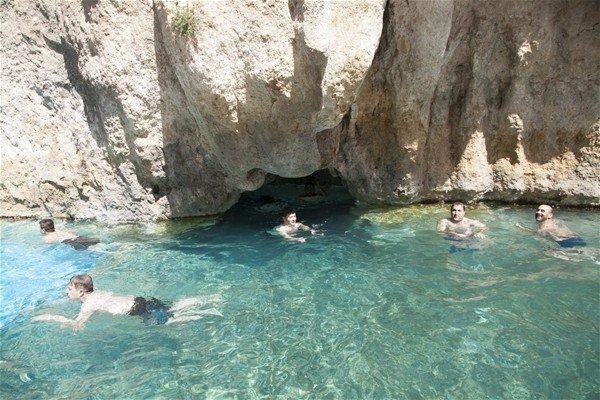 <p>Tohma Çayı'ndaki kanyonda ilginç yapısıyla konuklarına sıcak havalarda serinlik sunan Kudret Havuzu, 80, 120 ve 150 santimetre derinliğinde birbirine bağlı 3 havuzuyla hizmet veriyor.</p>