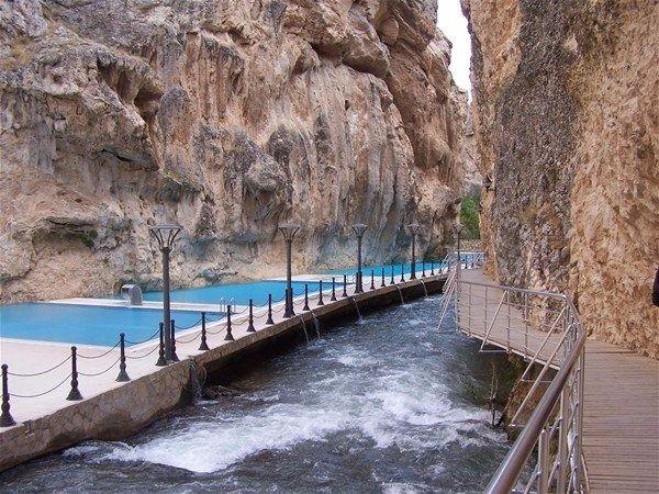 <p>Doğal mağaradan dakikada 15 litre olarak çıkan suyla havuzun dolduğunu anlatan Tazel, bu sayede devirdaim yaptığı için havuzun sürekli temiz olduğunu ifade etti. Tazel, böylece havuzda herhangi bir kimyasal kullanılarak ilaçlama yapılmadığını söyledi.</p>