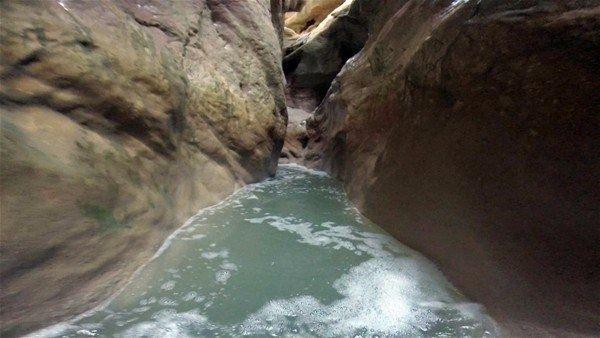 <p>Bursalı dağcılar bu zamana kadar keşfedilmemiş Harmankaya kanyonunu baştan sona geçmeyi başardı.</p>
<p>Uludağ Dağcılık Kulübü üyesi 5 dağcı, Bilecik'in Yenipapazar ilçesinde bulunan ve bu zamana kadar vatandaşların geçmediği kanyonu teknik malzemeleriyle geçerek, doğa harikası kanyonun güzelliklerine şahit oldu.</p>