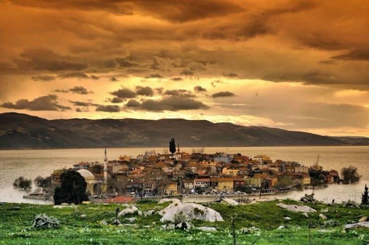<p>Bursa'nın merkez Nilüfer ilçesinde bulunan ve antik adı 'Apollonia ad Rhyndacum' olan Gölyazı'ya kıyısı bulunan Uluabat Gölü'ndeki su kapasitesi bu dönemlerde yükseliyor</p>
