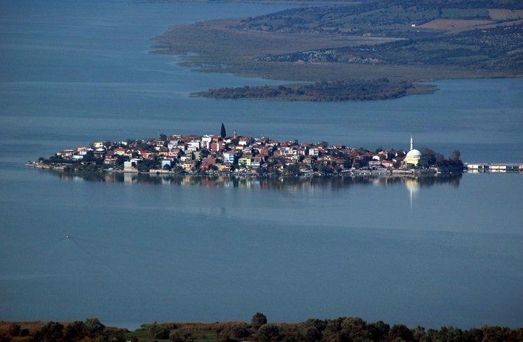 <p>Gölde kayık kiralayan ziyaretçiler, Gölyazı'da 'Venedik'i andıran eşsiz doğanın keyfini çıkarıyor.</p>