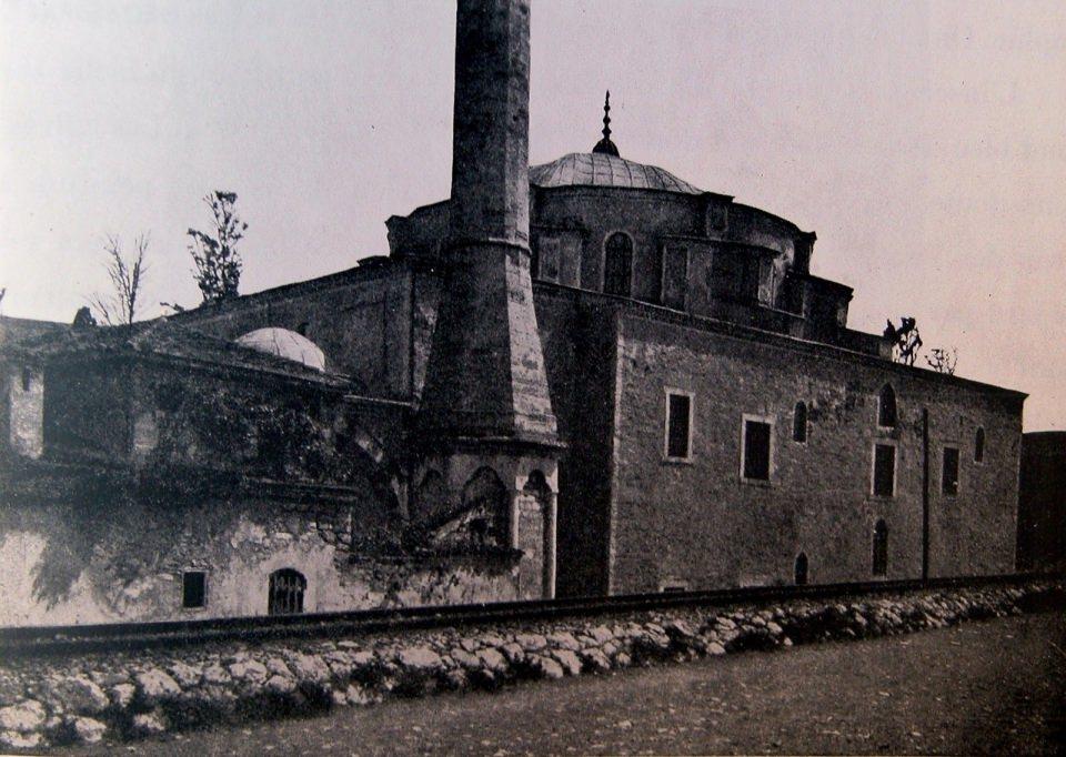 <p>Yıllarca kilise olarak hizmet veren mabet, İstanbul'un fethinden sonra 1497'de Sultan II. Beyazıt döneminde Darüssaade ağası Hüseyin Ağa tarafından camiye çevrildi. Yıllar içinde çeşitli restorasyonlar gören yapı halen İstanbul'un en etkileyici camilerinden biri. Bahçesindeki el sanatları atölyeleri ile de meraklıları için önemli bir merkez.</p>
