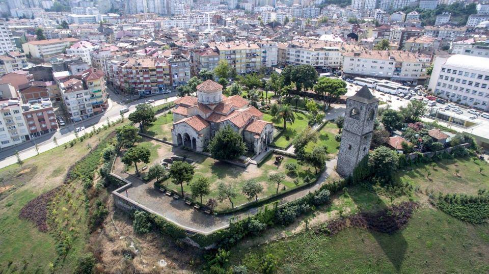 <p>Fatih Sultan Mehmet'in 1461'de Trabzon'u fethetmesinden sonra da uzun süre kilise olarak hizmet veren mabet, 1584 yılında sultanın emriyle Kürd Ali Bey adlı bir ayân tarafından minber ve müezzin mahfili eklenerek camiye dönüştürülür. I. Dünya Savaşı sırasında Ruslar tarafından depo ve hastane olarak kullanılan yapı tekrar cami olsa da 1964'ten sonra müzeye çevrilir. 2013 yılına kadar bu şekilde hizmet veren Trabzon Ayasofya'sı, yapılan restorasyonun ardından aslına döndü ve 52 yıl sonra Müslümanların ibadetine açılarak özüne döndü.</p>
