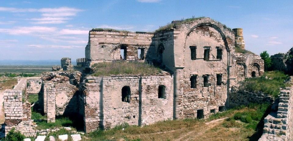 <p>Uzun yıllar cami olarak hizmet veren ve yıllar içinde tahrip olan mabet 1965 depreminde büyük hasar alır ve kaderine terk edilir. Uzun yıllar bu şekilde kalan mabet, 2007 yılında büyük bir restorasyona alındı ve müze mi yoksa cami mi olacağı tartışmaları da beraberinde geldi. Geçtiğimiz yıl açıklama yapan Vakıflar Genel Müdürlüğü müjdeyi verdi ve cami olarak vakfedilen ibadethanenin, vakfiyesine uygun şekilde açılacağını duyurdu. Halen restorasyon çalışmaları devam eden mabet, yakın zamanda hizmete açılmayı bekliyor.</p>
