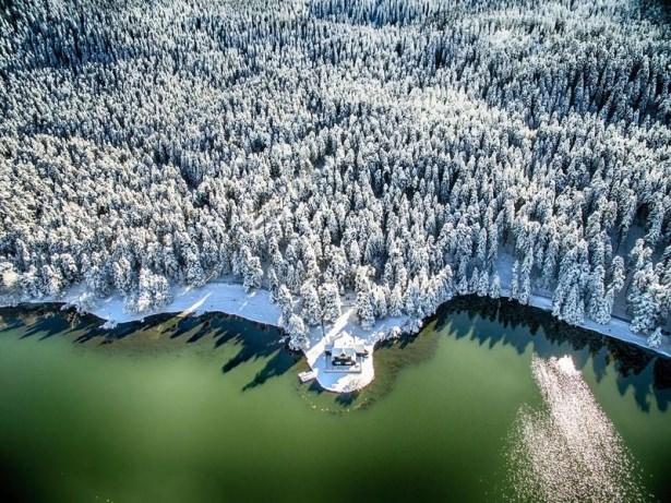 <p>BOLU'da kar yağışının ardından beyaz örtüyle kaplanan çam ormanlarının arasındaki Gölcük Tabiat Parkı'nın güzelliği, havadan çekilen fotoğraflara yansıdı.</p>

<p> </p>
