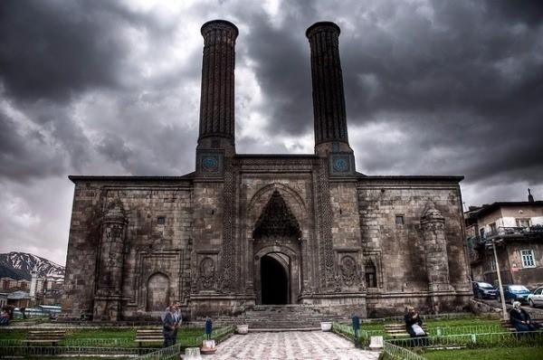 <p><strong>Çifte Minareli Medrese, Erzurum</strong></p>

<p>Anadolu Selçuklu Sultanı I. Alaeddin Keykubad'ın kızı Hüdavent Hatun tarafından 1253 yılında yaptırılmış olan bu tarihi yapı, Anadolu'nun en büyük sanat şaheserlerinden biridir. Hüdavent Hatun'dan dolayı "Hatuniye Medresesi" olarak da adlandırılır. Erzurum şehir merkezinde; Erzurum Ulu Camii bitişiğindeki alanda, Erzurum Kalesi ve Saat Kulesi ile karşı karşıya bir konumda yer almaktadır.</p>
