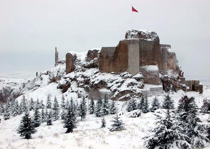<p><strong>Harput Kalesi, Elazığ</strong></p>

<p>Harput Kalesi Urartular tarafından dikdörtgen bir plan üzerine kurularak yapılmış olan mimari yapıdır. Kale, iç ve dış kale olmak üzere iki bölümden oluşmaktadır. Şu anki Elazığil sınırları içerisindedir. Rivayete göre yapımında kullanılan harca su yerine süt eklenmiştir bu nedenle Süt Kalesi olarak da adlandırılır. Fakat çoğu kişinin de bildiği ve sorduğu gibi Süt Kalesi'ndeki süt kullanılma sebebi su Kıtlığı olduğu içindir. Bu sebepten dolayı süt kullanılmıştır.</p>
