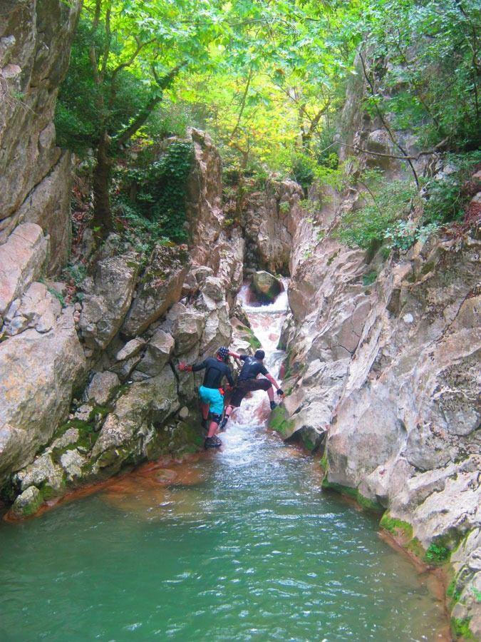 <p>Dağcılar, efsaneler yüzünden şimdiye kadar bölge halkının bile girmeye korktuğu 6 kilometrelik kanyonu baştan sona kat etti.</p>
<p> </p>