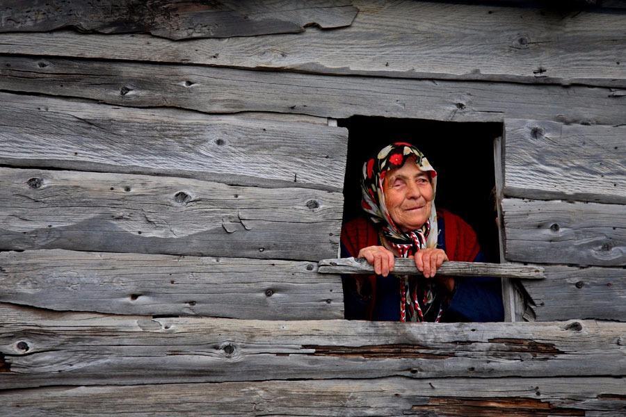 <p>Ziyaretçilerini yemyeşil çayırların ortasındaki gölüyle kendisine hayran bırakan Giresun'un Yağlıdere ilçesinde Gölyanı Yaylası, baharın gelişiyle renklenerek bir başka güzelliğe bürünüyor. Yeşilpınar köyü sınırları içerisinde bin 530 metre yükseklikte yer alan gölün etrafını çevreleyen çimenler, sarı ve mor renkteki zifin çiçekleri ile orman gülleri, eşine az rastlanır bir görüntü oluşturuyor.</p>

<p> </p>
