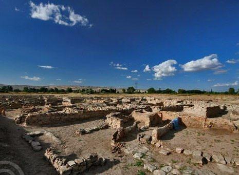 <p>Kayseri'de yöresel yemeklerden olan mantı, katmer, kağıtta pastırma, yaprak sarması gibi yemeklerin yenebildiği nezih lokantalar, uygun fiyatlarla hizmet veriyor. 4 bin yıl önce çivi yazılı tabletlerin kullanıldığı Kültepe Höyüğü, kent merkezine 14 kilometre uzaklıkta.</p>

<p> </p>
