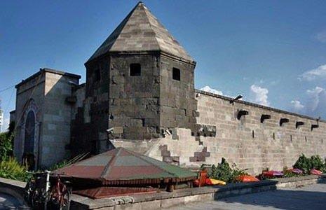 <p>Kayseri, İç Anadolu'nun önemli kentlerinden birisi. Kent merkezinde bulunan Roma dönemine ait Kayseri Kalesi, Selçuklular dönemine ait Hunat Medresesi ve camisi, Anadolu'nun ilk tıp merkezi kabul edilen Şifahiye ve Gıyasiye medreseleri, Ulu Cami, Döner Kümbet, kentin en önemli tarihi eserleri.</p>
<p> </p>
