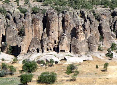 <p>Fotoğraf tutkunları Konya'da erken Hristiyanlık dönemi yerleşim yeri Kilistra Antik Kenti'ni görebilir. Buraya, Konya-Antalya yolunun 34. kilometresinden güneye sapılıp 15 kilometre sonra ulaşılabilir. Gidip görülmeye değecek yerden biri de Ereğli ilçesi yakınlarındaki Hitit Kaya Anıtı. Hititler'in su kaynağı kenarına yaptırılan bu anıt Konya'nın görülmesi gereken yerlerinden.</p>
<p> </p>