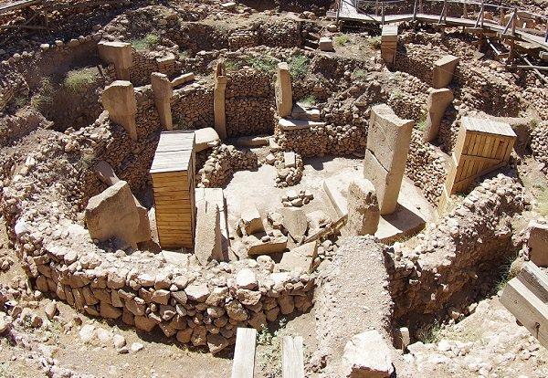 <p><strong>Göbeklitepe - Şanlıurfa</strong><br />
<br />
Şanlıurfa'ya 15 km. uzaklıktaki Göbeklitepe, insanlık tarihi adına bilinen ne varsa yeniden gözden geçirmeye sebep olan, muhteşem bir gizem barındırıyor.  Elde edilen verilere göre buradaki yapılar,  günümüzden tam 12.000 yıl önce inşa edilmiş dünyanın ilk tapınaklarıdır.<br />
Yapılış yılından yaklaşık bin yıl sonra onlarca ton toprak ve çakmaktaşları ile tamamıyla gömüldüğü bilinen Göbeklitepe’nin niye gömüldüğü, nasıl gömüldüğü de henüz bilinmiyor.<br />
Henüz, 20 kadar tapınağın sadece 6'sı gün yüzüne çıkarılabilmiş. 1995 yılında arkeolog Prof. Klaus Schmidt tarafından Alman Arkeoloji Enstitüsü’nün desteğiyle başlayan kazılara halen devam ediliyor.</p>

<p> </p>
