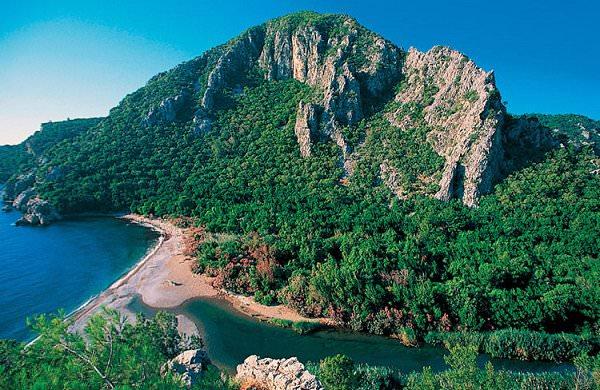 <p><strong>Olympos Beydağları Milli Parkı - Antalya</strong><br />
<br />
Antalya'nın Kemer ilçesine bağlı olan bölge,  Antik Likya Bölgesi içindedir. Doğal ve tarihi güzellikleri ile yerli ve yabancı turistlerin ilgi odağı bölge SİT alanı olarak korunmaktadır.  Park sınırları içerisinde doğal plaj ve koylar, kuruluşu M.Ö. 2. yüzyıla dayanan antik şehirler vardır.  Çıralı Sahili'nde denize ve güneşe doyabilir, Olympos antik kenti ve Yanartaş'ı gezebilir, bütün Millî Park''ta derin bir nefes alabilirsiniz.</p>

<p> </p>
