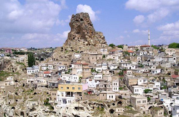 <p><strong>Kapadokya - Nevşehir</strong><br />
<br />
Avanos, Ürgüp, Göreme, Uçhisar, Ihlara Vadisi, Derinkuyu gibi bölgeleri kapsayan Kapadokya, peribacaları ve yeraltı şehirleri ile dünyaca ünlüdür. Erciyes, Hasandağı ve Güllüdağ’ın püskürttüğü lav ve küllerden oluşan tabakaların milyonlarca yıl boyunca yağmur ve rüzgar tarafından aşındırmasıyla ortaya çıkan peribacaları, gören herkesi büyülemektedir. 1985’ten beri dünya mirasları arasındadır.</p>

<p> </p>
