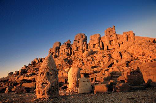 <p><strong>Nemrut Dağı Milli Parkı- Adıyaman</strong><br />
<br />
Adıyaman ili, Kahta ilçesindeki ören yeri; Kommagene Krallığı'nın bir antik kenti de barındırır. Kommagene Kralı Antiochos'ın türbesi Helenistik dönemin en iddialı yapılarındandır. Muhteşem manzarasıyla bilinen Nemrut Dağı, 1987'de UNESCO tarafından Dünya mirası alanı ilan edilmiştir.</p>

<p> </p>
