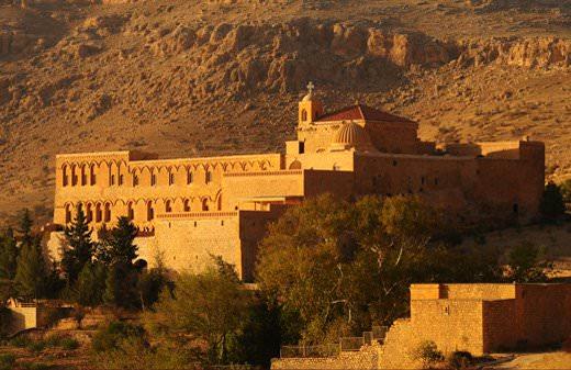 <p><strong>Deyrulzafaran Manastırı - Mardin</strong><br />
<br />
Süryani Kilisesi’nin önemli merkezlerinden biri olan manastır; 1932'ye kadar Süryani Ortodoks patriklerinin ikametgah yeriydi. M.S. 5. yüzyılda; milattan önce Güneş Tapınağı, daha sonra da Romalılarca kale olarak kullanılan bir kompleks üzerine inşa edilmiştir. Bir açık hava müzesini olarak bilinen Mardin'in, en önemli ziyaret yerlerinden biridir.</p>

<p> </p>
