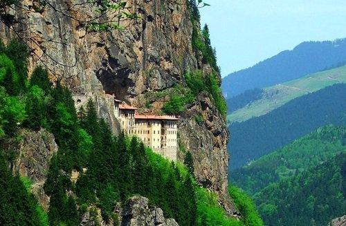 <p><strong>Sümela Manastırı - Trabzon</strong><br />
<br />
Sümele Manastırı, Trabzon'un Maçka ilçesi sınırlarındaki Karadağ'ın eteklerinde, sarp bir kayalık üzerine kurulmuştur. Manastır ismini, üzerinde kurulmuş olduğu dağın, tarihteki ismi olan Mela'dan almıştır.  M.S.4. yüzyılda inşa edilmiş, 18.yüzyılda yenilenmiş, 19.yüzyılda yapılan ek bölümlerle ihtişamlı görüntüsünü kazanmıştır.</p>

<p> </p>
