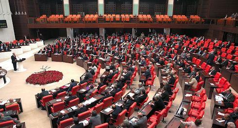 <p>AK Parti'nin 18 maddeden oluşan Türkiye Cumhuriyeti Anayasasında Değişiklik Yapılması Hakkında Kanun Teklifi, 339 oyla kabul edilerek yasalaştı.</p>

<p> </p>
