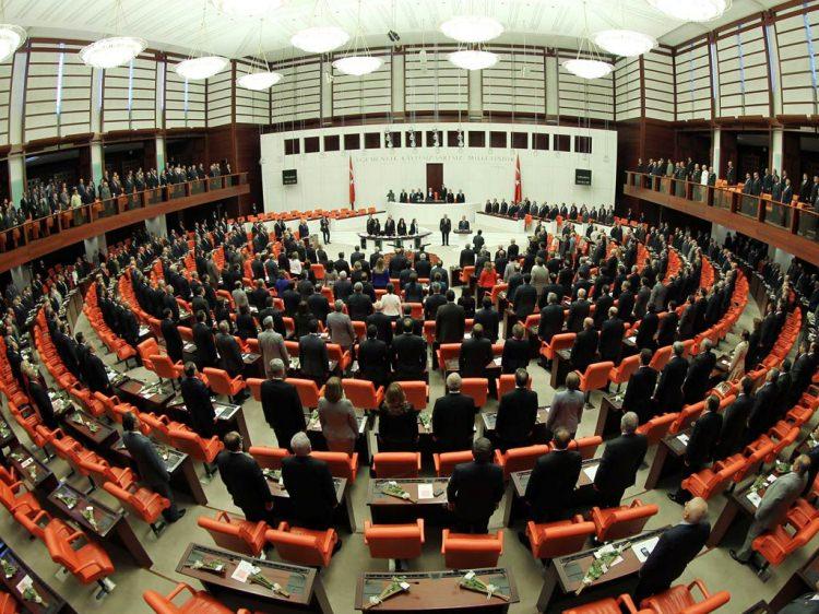 <p><strong>1. MADDE NEDİR?</strong></p>
<p>Türkiye Cumhuriyeti Anayasası'nda Değişiklik Yapılmasına Dair Kanun Teklifi'nin birinci maddesine göre, Anayasa'nın "Yargı yetkisi" başlığında değişikliğe gidilecek. Buna göre, yargı yetkisinin, Türk milleti adına bağımsız mahkemelerce kullanılacağına dair hüküm, "Bağımsız ve tarafsız" mahkemelerce kullanılacağı şeklinde değişecek. Oylamada 347 kabul, 132 ret oyu kullanıldı, 2 çekimser, 2 boş, 1 geçersiz oy çıktı.</p>