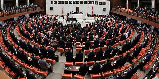 <p><strong>3. MADDE NEDİR?</strong></p>

<p> </p>

<p>Teklifin üçüncü maddesi, seçilme yaşını 25'ten 18'e indirilmesini ve askerlikle ilişiği olanların milletvekili adaylığına başvuramamasını öngörüyor. Genel Kurul'daki 3. maddenin gizli oylamasına 485 milletvekili katıldı. Oylamada 341 kabul, 139 ret oyu kullanıldı. Oylamada 3 boş, 2 geçersiz oy çıktı.</p>
