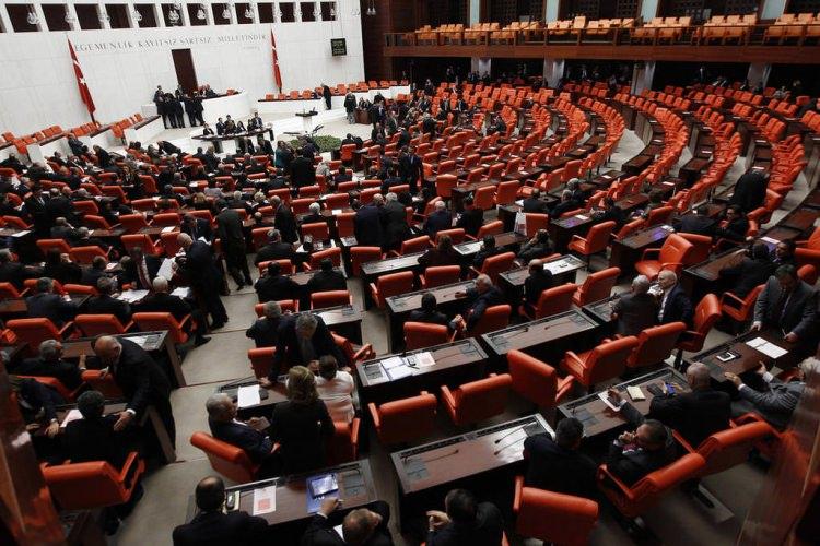 <p><strong>5. MADDE NEDİR?</strong></p>

<p> </p>

<p>Teklifin beşinci maddesiyle, TBMM'nin görevleri ve yetkileri, "kanun koymak, değiştirmek ve kaldırmak, bütçe ve kesin hesap kanun tekliflerini görüşmek ve kabul etmek, para basılmasına ve savaş ilanına karar vermek, milletlerarası antlaşmaların onaylanmasını uygun bulmak, TBMM üye tam sayısının 5'te 3 çoğunluğunun kararı ile genel ve özel af ilanına karar vermek, anayasanın diğer maddelerinde öngörülen yetkileri kullanmak ve görevleri yerine getirmek" olarak sıralanıyor.</p>

<p> </p>

<p>Genel Kuruldaki gizli oylamaya 354 milletvekili katıldı. Oylamada 343 kabul, 7 ret oyu kullanıldı. Oylamada 3 boş, 1 geçersiz oy çıktı. CHP milletvekilleri oylamaya katılmadı.</p>

