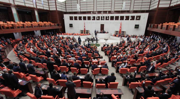 <p><strong>6. MADDE NEDİR?</strong></p>
<p> </p>
<p>TBMM'nin bilgi edinme ve denetim yollarına ilişkin maddesindeki değişiklik ile yasamanın belli bir konuda Meclis Araştırması yapması, Genel Görüşme açarak Genel Kurulda görüşmesi ve milletvekillerinin, cumhurbaşkanı yardımcıları ile bakanların cevaplaması istemiyle yazılı soru sorması yeniden düzenleniyor.</p>
<p> </p>
<p>Buna göre, TBMM, Meclis Araştırması, Genel Görüşme, Meclis Soruşturması ve Yazılı Soru yollarıyla bilgi edinme ve denetleme yetkisini kullanacak. Gensoru, denetleme yetkisinden çıkarılacak.</p>
<p> </p>
<p>Genel Kuruldaki gizli oylamaya 483 milletvekili katıldı. Oylamada 343 kabul, 137 ret oyu kullanıldı. Oylamada 2 boş, 1 geçersiz oy çıktı.</p>