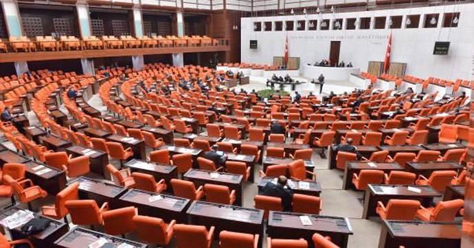 <p><strong>7. MADDE NEDİR?</strong></p>
<p> </p>
<p>Maddeyle, cumhurbaşkanı seçilen kişinin partisiyle ilişiğinin kesilmesine yönelik düzenleme kaldırılıyor. Böylelikle doğrudan halk tarafından seçilen ve siyasal bir kişilik olan cumhurbaşkanının, partisiyle ilişkisinin kesilmesine dair hükmü yürürlükten kaldıran ilga normunun, halk oylamasında kabulü akabinde yürürlüğe girmesi anında bir siyasi partiyle ilişki kurması mümkün hale getiriliyor.</p>
<p> </p>
<p>Genel Kuruldaki gizli oylamaya 482 milletvekili katıldı. Oylamada 340 kabul, 136 ret oyu kullanıldı. Oylamada 4 boş, 2 geçersiz oy çıktı.</p>