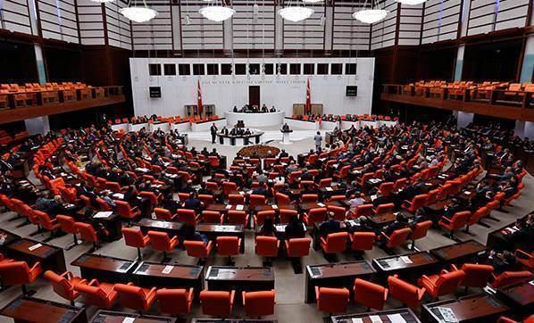 <p><strong>8. MADDE NEDİR?</strong></p>
<p> </p>
<p>Düzenlemeyle, Anayasanın "cumhurbaşkanının görev ve yetkilerine" ilişkin maddede değişiklik yapılıyor ve cumhurbaşkanına, "devlet başkanı" sıfatı getiriliyor. Devletin başı olan cumhurbaşkanına, yürütme yetkisi de veriliyor.</p>
<p> </p>
<p>Cumhurbaşkanı, "devlet başkanı" sıfatıyla Türkiye Cumhuriyeti'ni ve Türk milletinin birliğini temsil edecek, anayasanın uygulanmasını, devlet organlarının düzenli ve uyumlu çalışmasını sağlayacak. Gerekli gördüğü takdirde, yasama yılının ilk günü TBMM'de açılış konuşmasını yapacak. Ülkenin iç ve dış siyaseti hakkında Meclise mesaj verecek.</p>
<p> </p>
<p>Cumhurbaşkanı, kanunları yayımlayacak ve kanunları tekrar görüşülmek üzere TBMM'ye geri gönderecek. Kanunların, TBMM İçtüzüğü'nün tümünün veya belirli hükümlerinin anayasaya şekil veya esas bakımından aykırı oldukları gerekçesiyle Anayasa Mahkemesinde iptal davası açacak.</p>
<p> </p>
<p>Genel Kuruldaki gizli oylamaya 481 milletvekili katıldı. Oylamada 340 kabul, 135 ret oyu kullanıldı, 5 boş, 1 de geçersiz oy çıktı.</p>