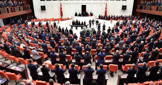 <p><strong>9. MADDE NEDİR?</strong></p>
<p> </p>
<p>Söz konusu maddeyle, Cumhurbaşkanı hakkında, bir suç işlediği iddiasıyla TBMM üye tamsayısının salt çoğunluğunun vereceği önergeyle soruşturma açılması istenebilecek. Meclis, önergeyi en geç bir ay içinde görüşüp ve üye tamsayısının beşte üçünün gizli oyuyla soruşturma açılmasına karar verecek.</p>
<p> </p>
<p>Soruşturma açılmasına karar verilmesi halinde, Meclis'teki siyasi partilerin, güçleri oranında komisyona verebilecekleri üye sayısının üç katı olarak gösterecekleri adaylar arasından her siyasi parti için ayrı ayrı ad çekme suretiyle kurulacak 15 kişilik bir komisyon tarafından soruşturma yapılacak. Komisyon, soruşturma sonucunu belirten raporunu iki ay içinde Meclis Başkanlığına sunacak. Soruşturmanın bu sürede bitirilememesi halinde, komisyona bir aylık yeni ve kesin bir süre verilecek.</p>
<p> </p>
<p>TBMM Genel Kurulunda, anayasa değişikliği teklifinin dokuzuncu maddesine 343 kabul, 137 ret oyu verildi.</p>