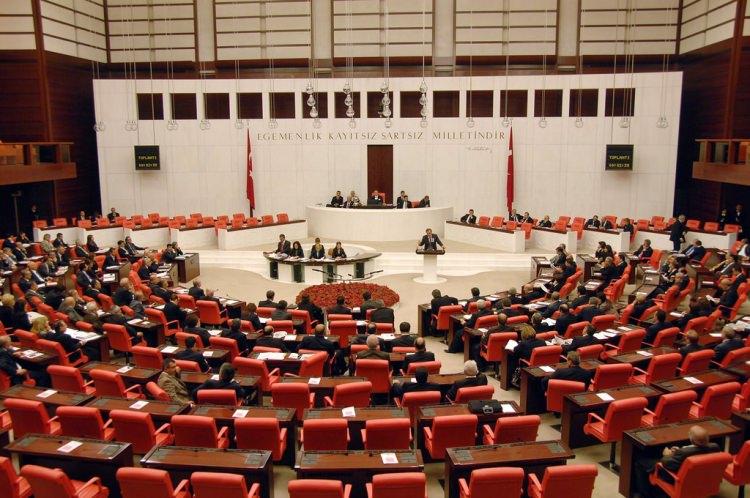 <p><strong>16. MADDE NEDİR?</strong></p>
<p> </p>
<p>Teklifin 16. maddesiyle, önerilen hükümet sistemine uyum için anayasanın farklı maddelerinde bulunan bazı ibareler değiştiriliyor ya da metinden çıkarılıyor.</p>
<p> </p>
<p>TBMM Genel Kurulunda, teklifin 16. maddesinin gizli oylamasına 482 milletvekili katıldı. Oylamada 341 kabul, 134 ret oyu kullanıldı, 3 oy boş, 3 oy geçersiz, 1 oy çekimser çıktı.</p>