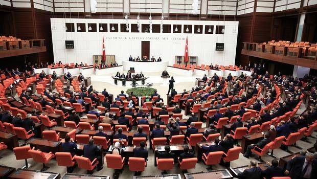 <p><strong>17. MADDE NEDİR?</strong></p>
<p> </p>
<p>Bu madde uyarınca, TBMM'nin bir sonraki seçimi ve cumhurbaşkanı seçimi, 3 Kasım 2019 tarihinde yapılacak.</p>
<p> </p>
<p>Seçimin yapılacağı güne kadar milletvekillerinin ve cumhurbaşkanının görevi devam edecek. Meclisin seçim kararı alması halinde, 27'nci Yasama Dönemi Milletvekili Genel Seçimi, cumhurbaşkanı seçimiyle beraber yapılacak.</p>
<p> </p>
<p>TBMM Genel Kurulunda, anayasa değişikliği teklifinin 17. maddesine 342 kabul, 135 ret oyu verildi.</p>