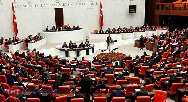 <p><strong>18. MADDE NEDİR?</strong></p>
<p>Maddeye göre, "Cumhurbaşkanı seçilenin, varsa partisi ile ilişiği kesileceğine" dair hükmün kaldırılması, değişikliğin yayımı tarihinde; mevcut anayasada Bakanlar Kurulu, sıkıyönetim, tasarı, kanun hükmünde kararname, Askeri Yargıtay, Askeri Yüksek İdare Mahkemesi ibarelerinin kaldırılmasına dair değişiklikler de TBMM ve cumhurbaşkanı seçimleri sonucunda cumhurbaşkanının görevi başladığı tarihte yürürlüğe girecek.</p>
<p>TBMM Genel Kurulunda, teklifin 18'inci maddesinin gizli oylamasına 481 milletvekili katıldı. Oylamada 344 kabul, 131 ret oyu kullanıldı, 2 oy boş, 3 oy geçersiz ve 1 oy da çekimser çıktı.</p>