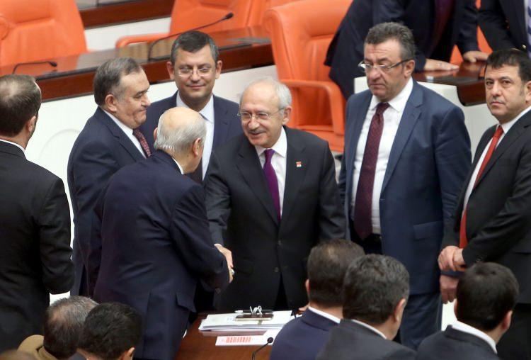 <p>En çok tartışılan konulardan birisi de Devlet Bahçeli'nin, 'teklif yeterli oyu alamazsa Meclis'in yenilenmesi gerekir' sözü oldu. Bu bir erken seçim sinyaliydi.</p>
