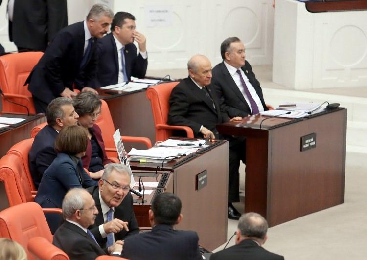 <p>Ancak Baykal kürsüden iner inmez CHP adına yapılan açıklamada, 'erken seçime varız, hodri meydan' denildi.</p>
